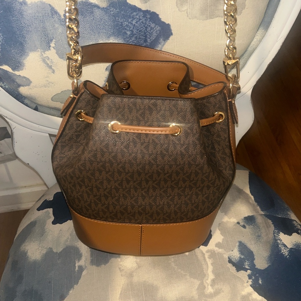 “WHAT’S UR PRICE?” Michael Kors Medium Devon Brown Tan Bucket Shoulder Bag 👜 - Picture 3 of 10
